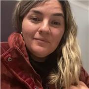 Profesora dicta clases a estudiantes de todos los cursos